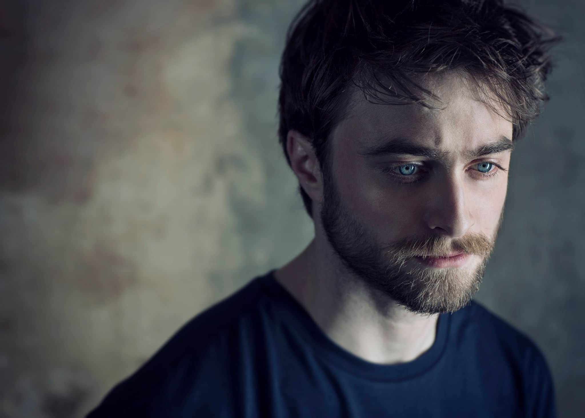 Daniel Radcliffe in a navy blue t-shist